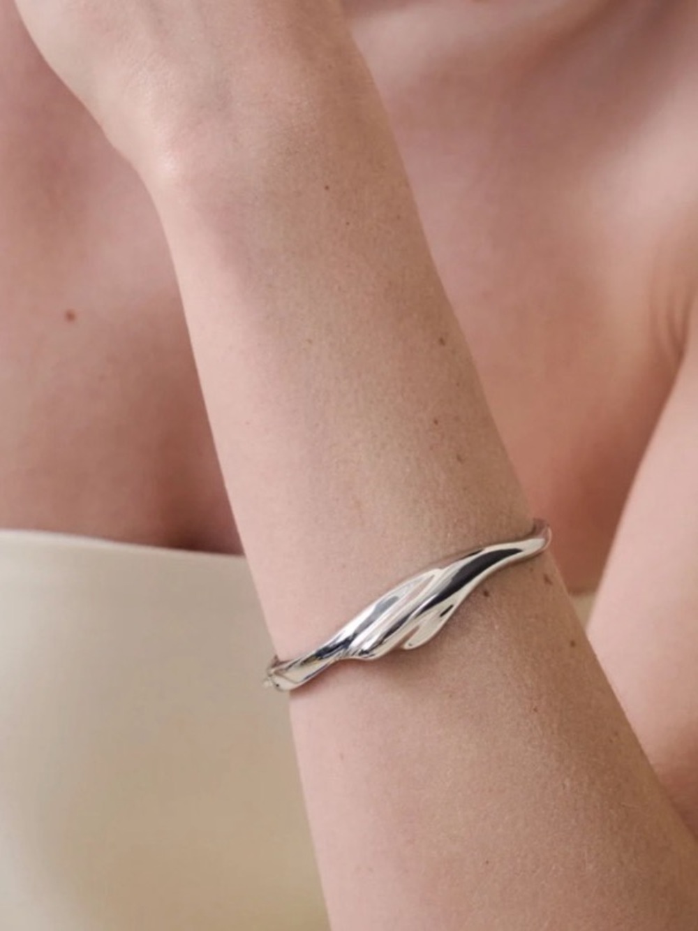 NWT Jenny Bird Portia Bangle Bracelet Silver - Picture 4 of 10